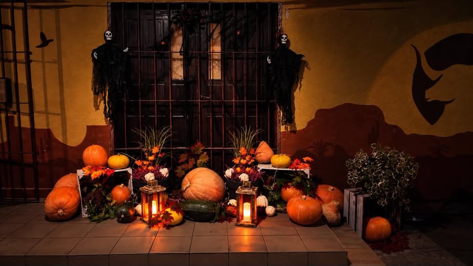 Jesienna dekoracja Pod Bykiem: dynie i ciepłe światło świec w lampionach